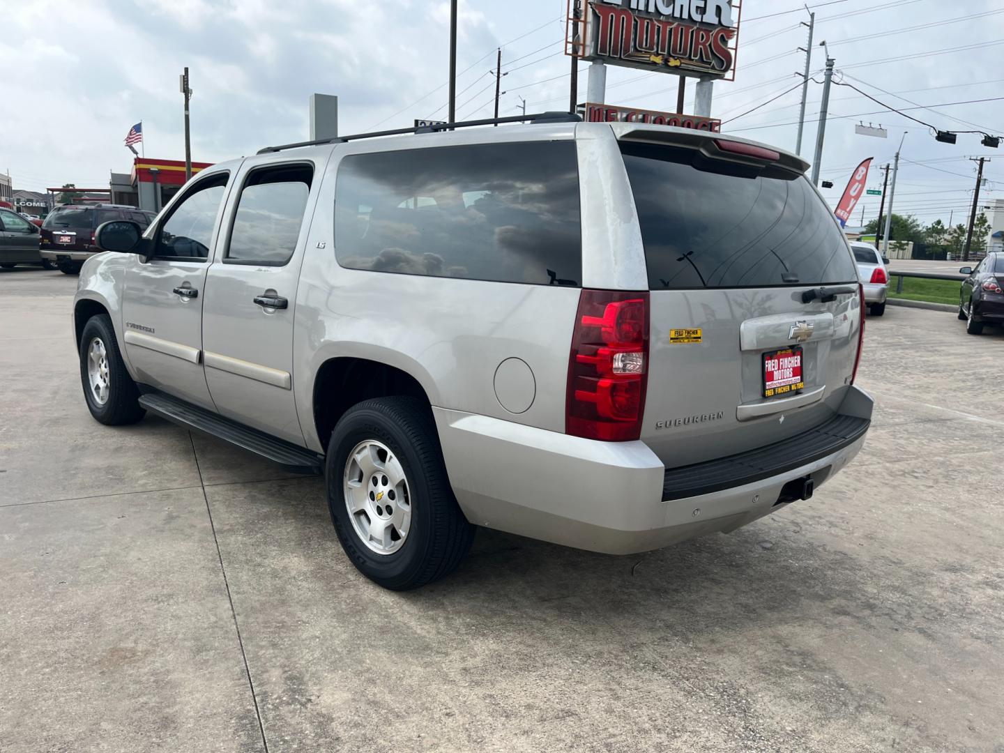 2009 SILVER /TAN Chevrolet Suburban LS 1500 2WD (1GNFC16069J) with an 5.3L V8 OHV 16V FFV engine, 4-Speed Automatic transmission, located at 14700 Tomball Parkway 249, Houston, TX, 77086, (281) 444-2200, 29.928619, -95.504074 - Photo#4